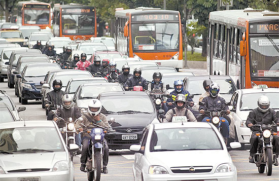 Motos circulam na rua da Consolao; na Grande SP, elas poluem, no conjunto, dez vez mais do que carros