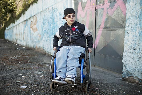 Estudante cadeirante Raphael Preto Alves Pereira, 16, em frente a Escola Estadual Buenos Aires, em So Paulo