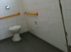 Banheiro da escola estadual Buenos Aires, zona norte de So Paulo, aps queda de porta e divisria