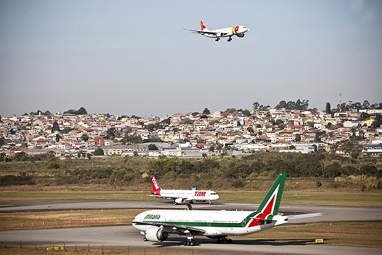 Movimentação no aeroporto de Cumbica; aeroporto não poderá receber voos desviados em horário de pico