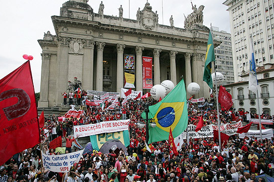 Manifestao pr-bombeiros em frente a Assembleia Legislativa do Rio conta com o apoio de estudantes, policiais e professores