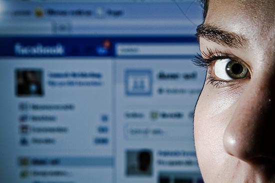 Aluna do Colégio pH é suspensa após colocar criar comunidade no Facebook para a troca de tarefas 