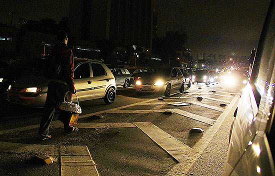 Congestionamento e má iluminação facilitam arrastões na marginal Pinheiros, na zona oeste de São Paulo