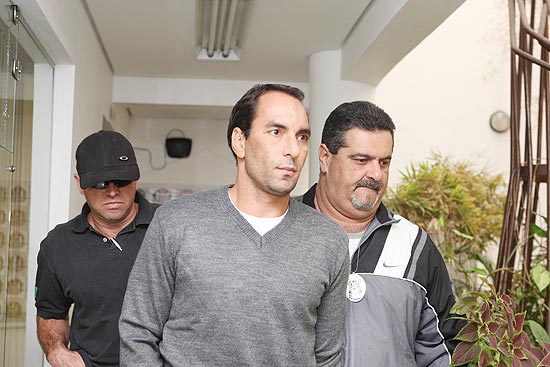 Ex-jogador Edmundo é encaminhado para a carceragem após ser preso em SP; ele será transferido para o Rio