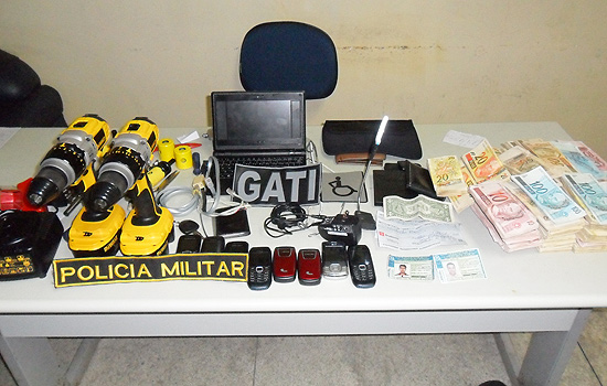 Polcia Federal apreende furadeiras e dinheiro com suspeitos de roubaram caixas eletrnicos em Limoreiro (PE)