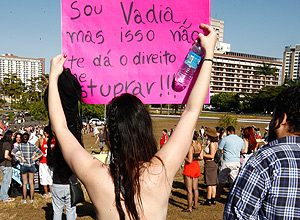 Manifestante exibe cartaz durante a Marcha das Vadias, realizada neste sábado no centro de Brasília