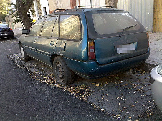 Prefeitura contorna carro para recapear rua na zona leste de São Paulo