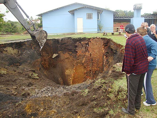 Cratera com profundidade estimada em 40 metros surge do dia para a noite no pátio de uma escola pública do RS