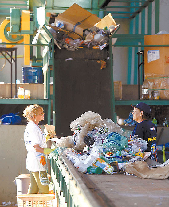 Funcionários trabalhan em usina de reciclagem; coleta seletiva em Barretos está suspensa