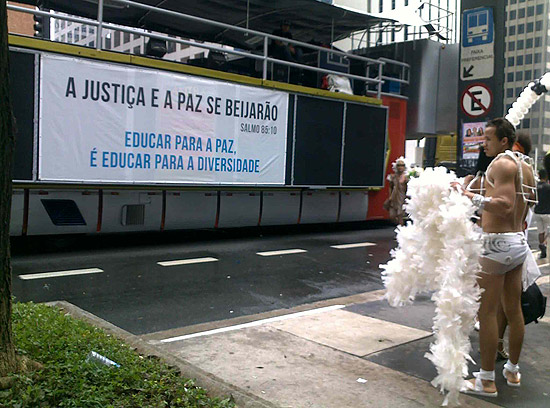 Trio elétrico religioso na concentração para a Parada Gay de São Paulo