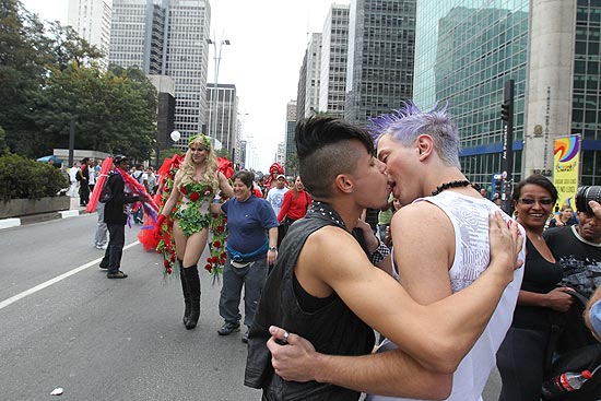 Casal se beija durante a Parada Gay de So Paulo; evento deve reunir cerca de 3 milhes de pessoas