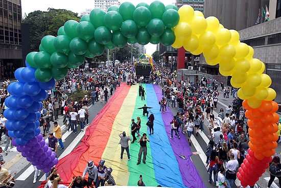 Parada Gay leva 4 milhes de pessoas para a avenida Paulista