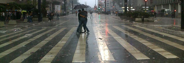 Avenida Paulista após desfile da Parada Gay; chuva surpreendeu participantes