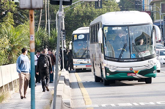 Passageiros saem de ônibus fretado em viaduto na rua Oscar Freire, na zona oeste de São Paulo