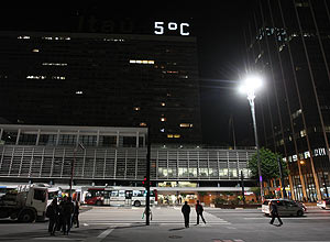 Termômetro marcava 5ºC na região da avenida Paulista, no início da madrugada; veja outras imagens do frio em São Paulo