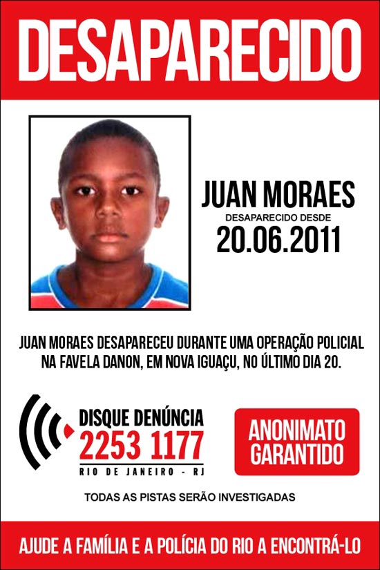 Cartaz do Disque-Denúncia pede informações sobre o paradeiro do menino Juan Moraes, 11, desaparecido após tiroteio