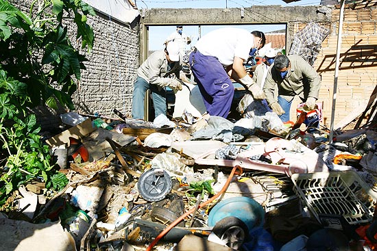 Agentes de Controle de Vetores removem de casa entulho e lixo que podem servir de criadouros da dengue