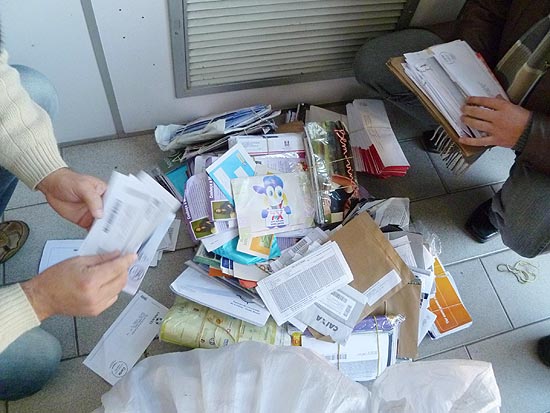 PF prende dois funcionários da agência dos Correios em Teutônia (RS) que tentavam destruir 14 mil cartas