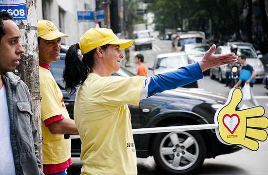 Monitora de trnsito Maria Francisca da Silva Neta durante trabalho na rua Augusta, em So Paulo