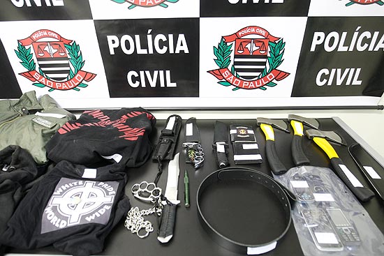 Polícia divulga objetos apreendidos com suspeitos de agressão na rua Vergueiro
