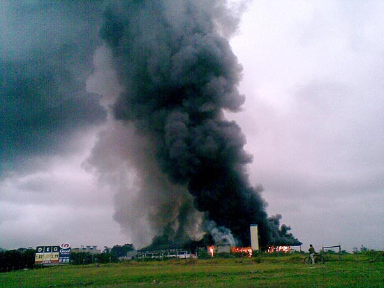 Incêndio atinge fábrica de produtos aeronáuticos no bairro Vila Bela, em Guaratinguetá, interior de SP