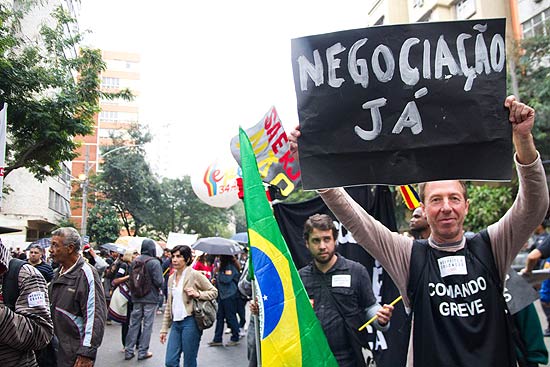Professores e funcionários da rede estadual da educação fazem passeata no Rio