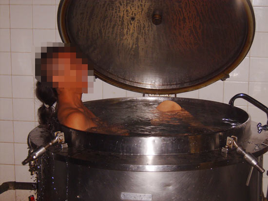 Suposto aluno da Ufscar dentro de uma panela usada para cozinhar alimentos na universidade