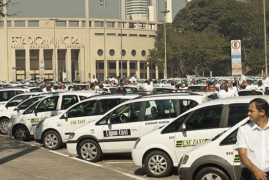 Protesto de taxistas por mais segurança lota estacionamento do estádio do Pacaembu, na zona oeste de São Paulo