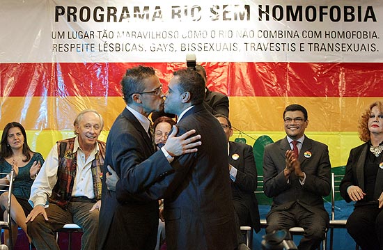 Casal gay se beija após cerimônia de união no Rio; cidade pode se tornar capital do turismo homossexual