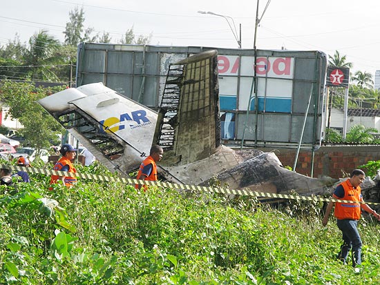 Avião cai minutos após decolagem e mata 16 pessoas em Recife; Aeronáutica vai investigar o acidente