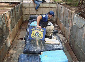Policia rodovirio federal analisa carga de 5,5 toneladas de maconha apreendida em Ponta Por (MS)