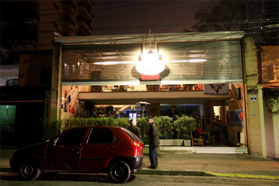 Fachada do restaurante Empório Alto dos Pinheiros, na zona oeste de SP, invadido na noite de quarta por bandidos armados