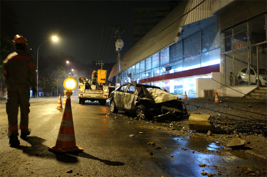 Mercedes bate em poste na avenida Sumaré, na zona oeste de São Paulo; carro pegou fogo e o poste caiu