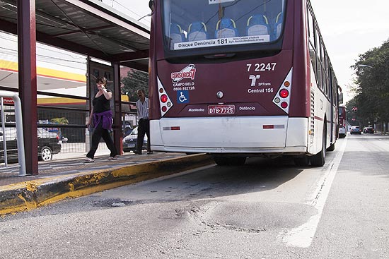 Imagem mostra corredor de ônibus em mal estado de conservação na avenida João Dias, em São Paulo