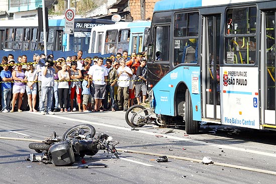 Acidente entre um ônibus e três motos deixa três mortos na avenida Cupecê, na altura no numero 4.900, zona sul de São Paulo