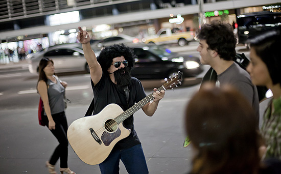O artista de rua Marcio Aguiar, 38, se apresenta na av. Paulista, fazendo imitaes de Elvis e Raul Seixas