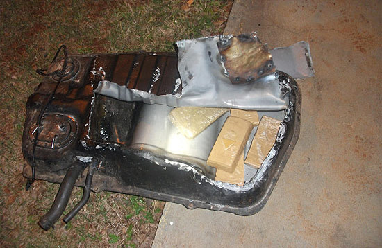 Tanque de combustível do utilitário Hyundai Tucson, onde estavam escondidos 27 kg de drogas
