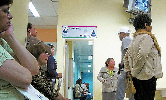 Fila para exames de imagem no hospital do Campo Limpo, zona sul; espera por agendamento leva até 2 anos 