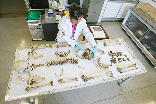 Tcnica analisa ossos humanos em laboratrio existente no Cemel (Centro de Medicina Legal), em Ribeiro Preto