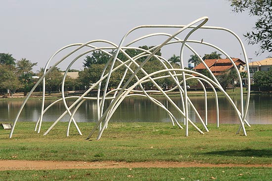 Escultura da Tomie Ohtake em Guara (SP); cidade recebe at dezembro exposio com 22 obras da artista