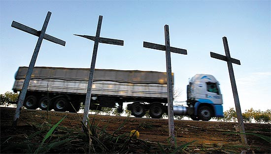 Cruzes colocadas no acostamento da rodovia Brigadeiro Faria Lima, entre Barretos e Colmbia,em protesto s mortes