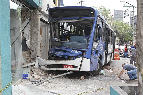 Ônibus invade loja na rua Silva Teles, na região central de São Paulo, e deixa 14 pessoas feridas