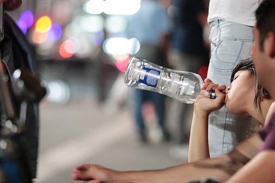 Jovem com garrafa de bebida alcolica na regio da Paulista; bares podero ser punidos em So Paulo