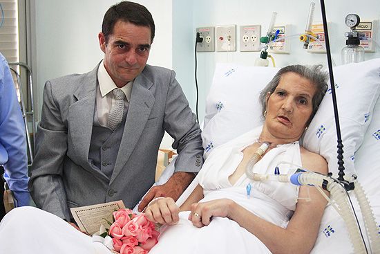 A tetraplegica Rosicler Neves Coutinho, 61, casa-se com Luis Antonio Nogueira, 42, auxiliar admistrativo, seu companheiro de 25 anos, no seu quarto no HC/ USP