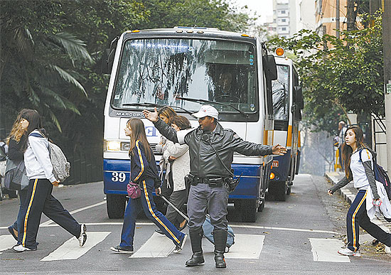 Estudantes atravessam a rua na sada do colgio Dante Alighieri, na regio da av. Paulista