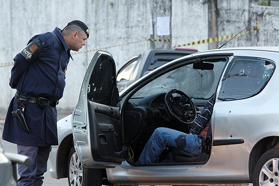 Policial da Rota observa carro usado por criminosos em tentativa de roubo em SP; seis criminosos morreram