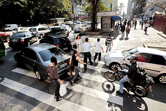 Pedestres e carros circulam por faixa de pedestres ao mesmo tempo na regio central de So Paulo