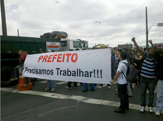 Protesto de comerciantes contra o fechamento da Feira da Madrugada, em So Paulo, na avenida do Estado, nesta quinta-feira