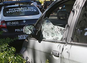 Carro da juíza sendo periciado, na Divisão de Homicídios (DH), na Barra da Tijuca, zona oeste do Rio