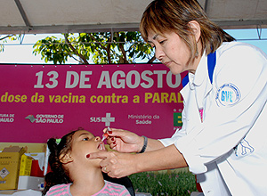 Criana recebe dose da vacina contra a paralisia infantil em So Paulo; campanha termina amanh no Estado